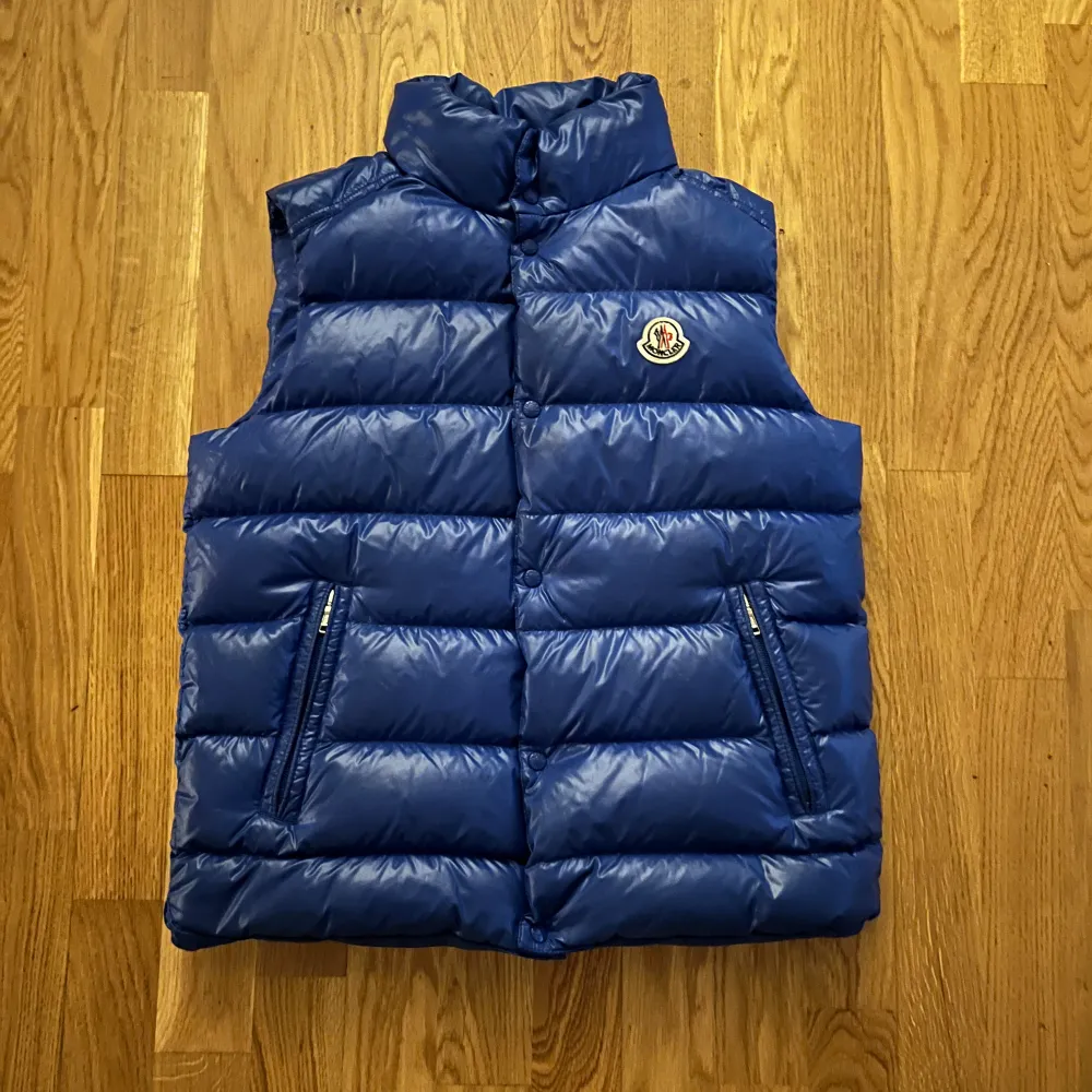 Hej jag säljer en fin blå moncler väst i storlek 164cm. Den har använts ganska många gånder så den har ett hål på baksidan men har fixat den hos skrädaren som har lagt en lap över med den närmaste färgen det syns knapt.. Jackor.