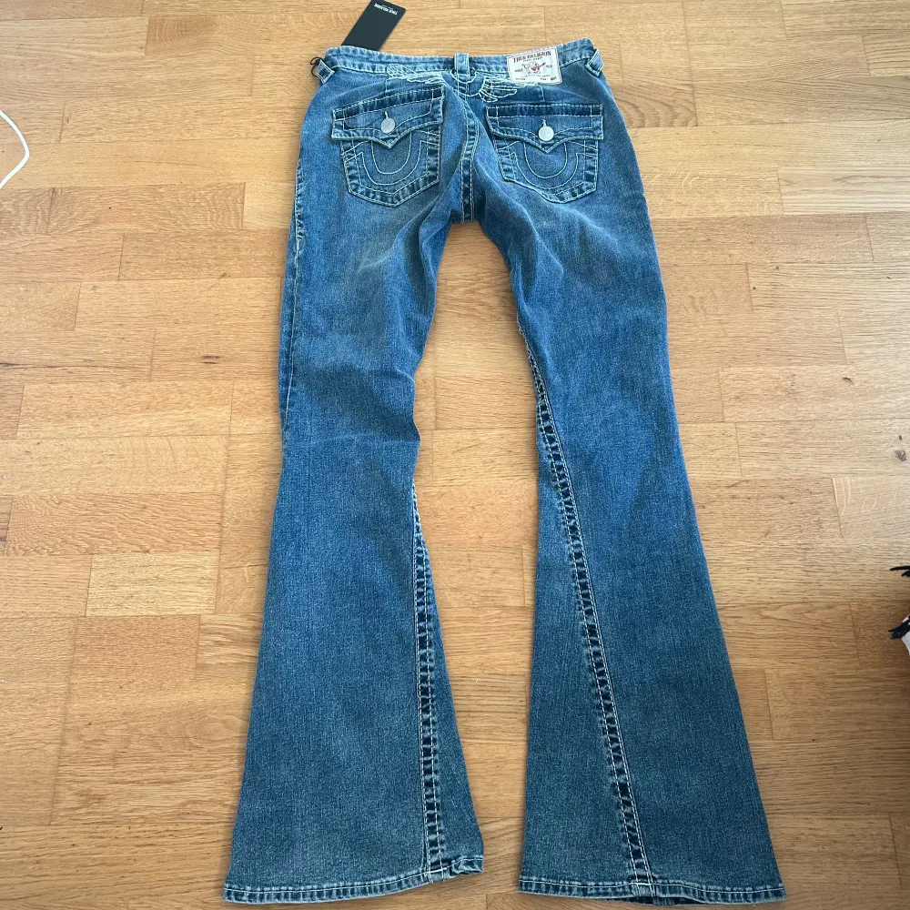 Helt nya true religon jeans köpta för 1600kr skriv för mer bilder eller frågor🥰. Jeans & Byxor.