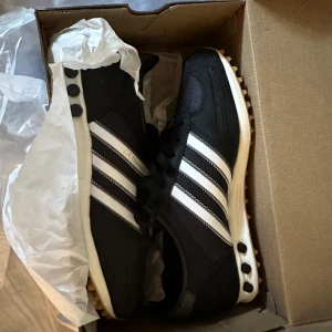 Adidas LA trainer - Helt nya oanvända LA trainer. Köpte dom och inte använt dom på 6 mån och skulle testa dom men va för små. Strl 42 2/3 köpta på JD sports 
