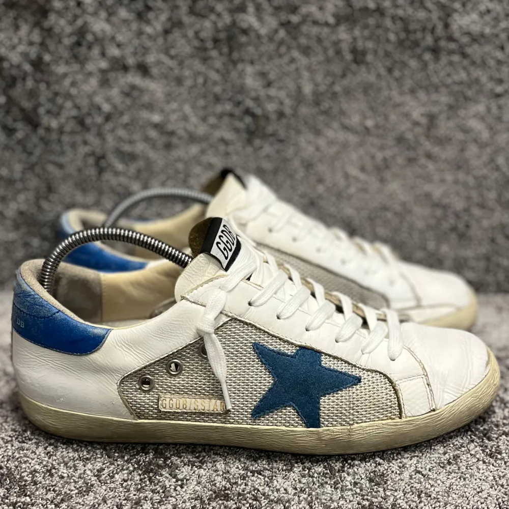 Golden Goose SuperStar säljes nu! Bara att höra av er vid funderingar!. Skor.