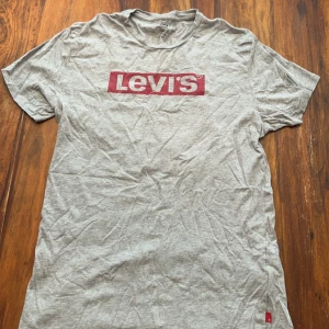 Grå Levis t-shirt  - Säljer för jag inte använder den, bra skick.