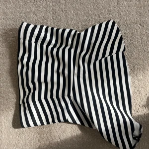 Festtopp - Jättesnygg festtopp ifrån zaras gamla collection. Säljer då den är för liten 💗