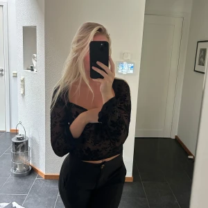 Svart blus - Svart spetsblus med utsvängda ärmar💓