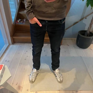 Diesel Jeans - Väldigt bra skick 10/10, knappt använda. Passa både mindre och större storlekar. Säljs inte längre vilket gör dom sällsynta.