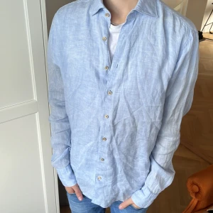 Stenströms linne skjorta - Skjortan är storlek S, modellen är 173 och är 9/10 skick, lite smuts men inget som inte går att tvätta bort🙌Köpte den på Mall Of Sweden för 1700. Priset är inte hugget i sten, Dma om ni har några frågor!