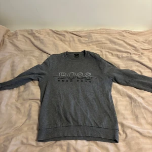Hugo boss - Säljer nu denna snygga hugo boss sweatshirten som blivit andvänd några få gånger väldigt fint sick även mycket bra pass form.