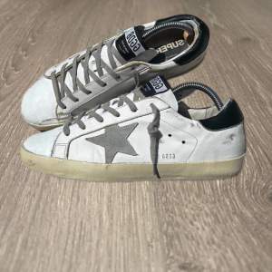 Golden Goose skor i storlek 40  Skick: 8/10 Pris: 2199kr Priset är inte hugget i sten hör gärna av er