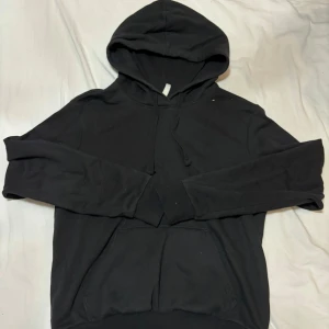 Svart hoodie  - En vanlig svart hoodie