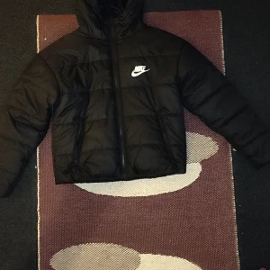 Nike therma-fit vinter jacka - Storlek XS passar mig som är 1,60  Skriv till mig om du är intresserad (800kr)