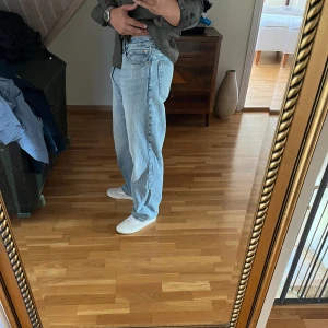 Weekday galaxy - Andvända 2 gånger! Weekday galaxy i färgen aeon blå storlek W31 L32. Passform är enligt bilder, straight loose fit. Skriv om ni har frågor!