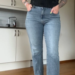Jeans från only  - Säljer ett par helt nya jeans från only, modellen var inte för mig. Storlek 32/32 , nypris 499