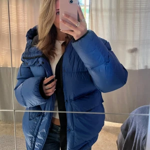 j.lindeberg vinterjacka  - 💙asssnygg blå vinterjacka från J.Lindeberg. köpt på plick för ett år sedan, knappt använd. säljer pga skaffat en ny liknande jacka. nypris är 5499. väldigt bra skick och värmer jättebra och påminner mycket om fjällräven jackan. 💙
