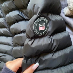 Nästan helt oanvänd höst/vinter jacka💕💕 - Säljer min nästan helt oanvända vinston jacka nyköpt 599kr priset såklart att diskutera 💕💕köpt förra året i nov, skriv om minsta fundering💕💕 Använd kanske 4ggr💕storlek S 