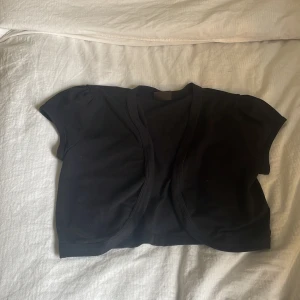 Bolero  - Säljer denna jättegulliga boleron med puffärmar, storlek m men passar även mig som vanligtvis har xs/s