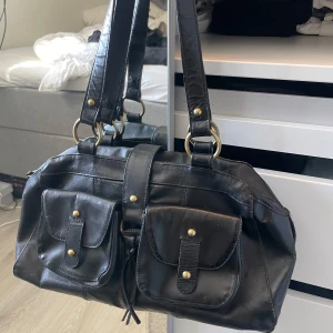 väska  - Super snygg väska som kan klä upp en outfit så mycket!!! skriv för fler frågor eller bilder🩷 ni får gärna ge andra prisförslag så länge det är rimligt🩷