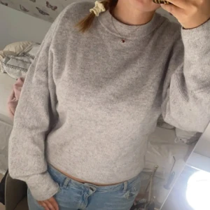 Stickad tröja Weekday - Säljer denna fina ribbstickade tröja ifrån Weekday, som sitter superfint och så skönt. I jättefint skick 💕💕