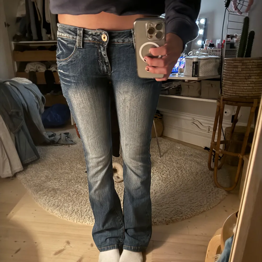 Midjemått: 39 Midjehöjd: 22  Innerbenslängd: 82 Bra skick❣️❣️❣️. Jeans & Byxor.