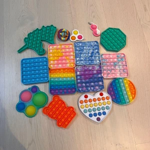 fidget toys  - olika pop it fidget toys. 45kr styck eller alla för 575kr  pris kan diskuteras!