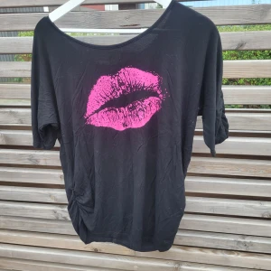 Tröja - Säljer min svarta t shirt med en råsa pussmun på. Endast haft några gånger och den är i jätte bra skick💖
