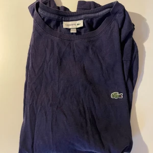 Lacoste t-shirt - Mörkblå Lacoste t-shirt i storlek 164cm. T-shirten är i bra skick