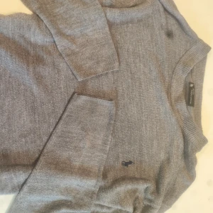 Tröja  - Fin stickad Ralph Lauren tröja, ingen fläck på den min kamera är spruken där av blir de svarta prickar på bild. Vill inte ha kvar längre köpte den för att ha som oversize tröja men tycker inte att de är min still så därför jag säljer 