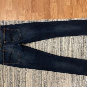 Nudie jeans grim tim - Midjemåttet är 75 då de ej går att se vilken storlek det är i midjan, annars, jävligt bra skick och nice tvätt också. 