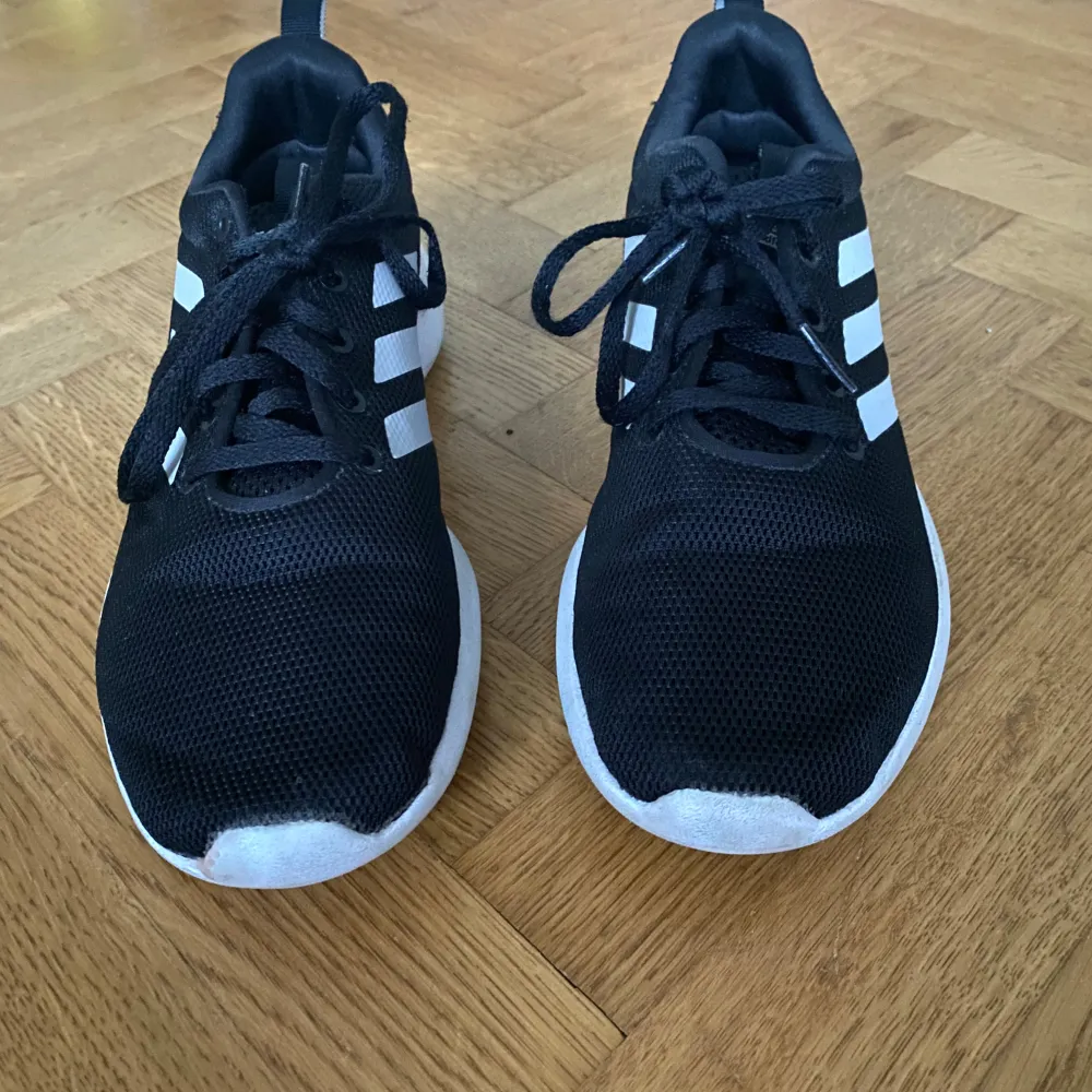 Addidas idrottskor i bra skick. Väldigt sköna och perfekt till löpning 🏃‍♂️. Skriv gärna vid fler frågor eller intresse!. Skor.