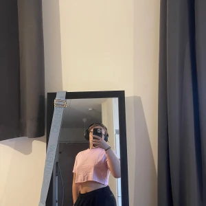 Rosa bikbok Crop top - Säljer denna söta rosa Crop top från bikbok som aldrig kommer till användning🥰