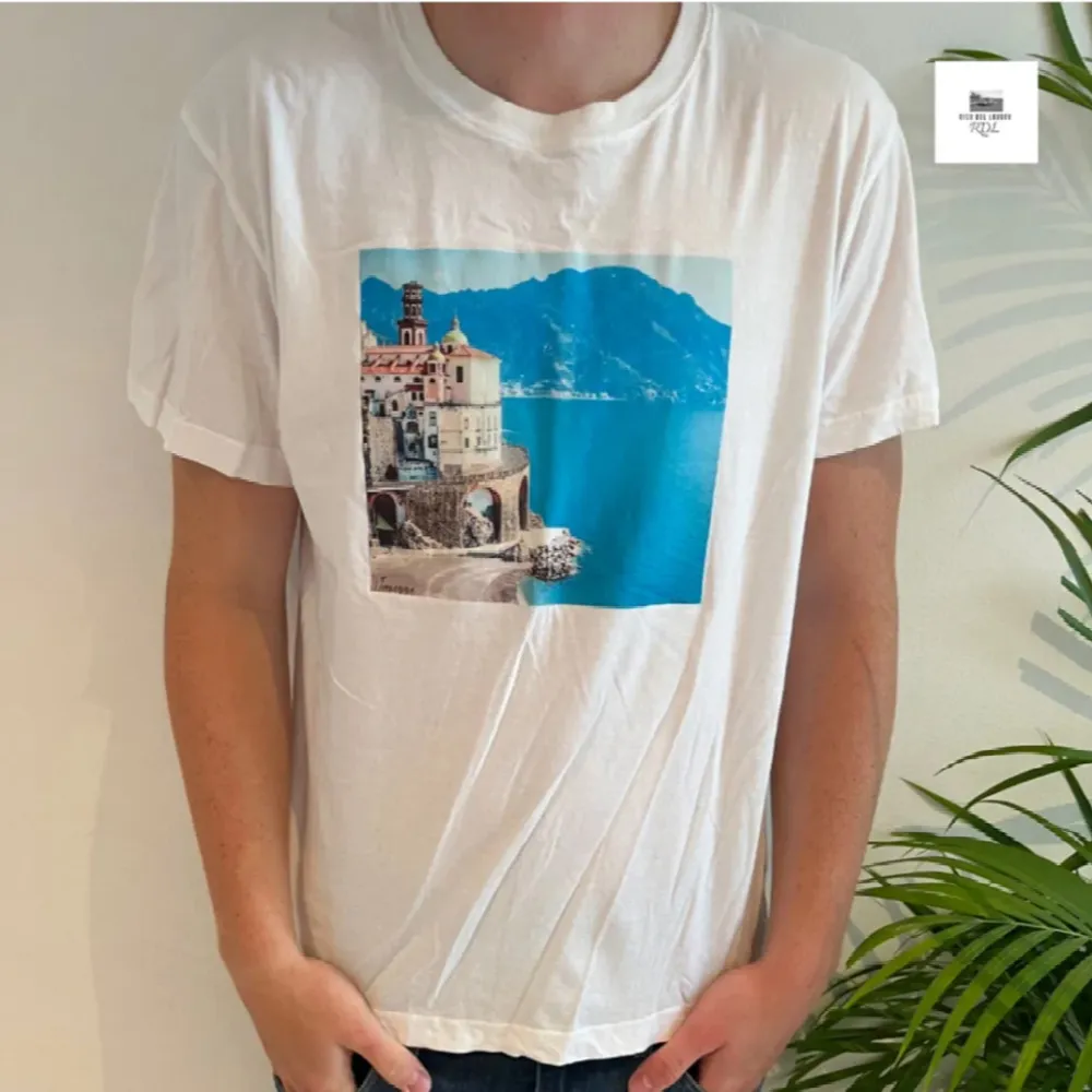 T-shirt med tryck | Skick - 9,5/10 | Size - M | Pris - 149kr | Modellen är cirka 182cm lång | Fraktar via PostNord eller instabox på köparens bekostnad | Här av dig vid minsta fråga eller fundering📩. T-shirts.