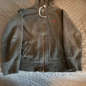 Ralph lauren kofta - Här har vi en perfekt kofta för vintern, dock lite skador då den har några år på nacken men inget man tänker på. 8/10 i skick, skriv vid frågor i Dm!!!