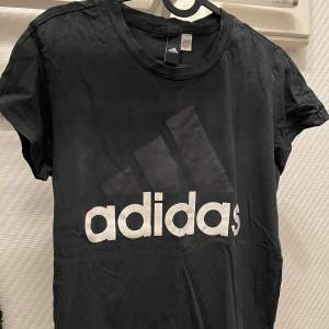 T-shirt från Adidas storlek S. Finns i Skövde men kan fraktas! 