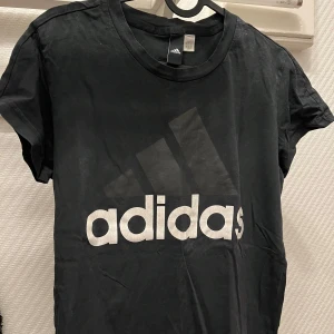 Adidas - T-shirt från Adidas storlek S. Finns i Skövde men kan fraktas! 