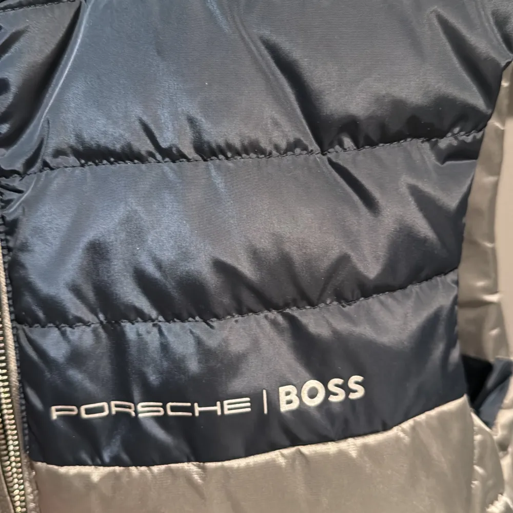 Boss/ Porsche väst Skick 10/10 Använd 5 Gånger MAX . Jackor.