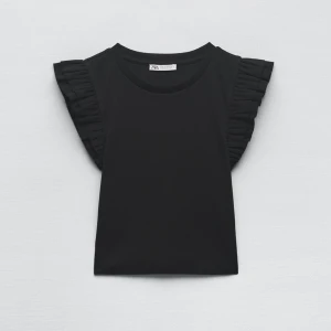Svart topp - Superfin svart topp ifrån Zara, som jag inte får användning av. Den är i storlek S men passar mig som brukar ha XS. Den är använd få gånger så i mycket fint skick!🖤