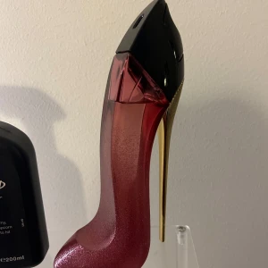 Carolina Herrera parfym - Very good girl glam 80ml, vet inte exakt mått på hur mycket som använts men ni ser ju på bilden. Nypris 1980kr