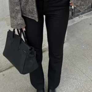 Svart handväska - Jättesnygga kostymbyxor 