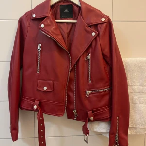 Skinn jacka ZARA - Nästan nyskick, jätte fin nu till hösten har tyvärr ingen bild på för jackan är för liten för mig. Finns ej att köpa längre då den försvunnit från sortimentet