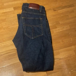 Tiger Of Sweden Jeans - Tjena, säljer ett riktigt sjysta par jeans från Tiger  Of Sweden. Det är storlek W 29 L 30 och är passform Postolero. Färgen är mörkblå och är i toppskick 10/10. Nypris ligger på runt 1700 och mitt pris är så lågt som 799. Släpper de här väldigt billigt