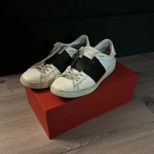 Valentino skor - Säljer nu valentinos då man köpt nya.  stl 44  Finns lite defekter som syns på bilderna  Köpta på nk nya (pris kan diskuteras vid snabb affär)