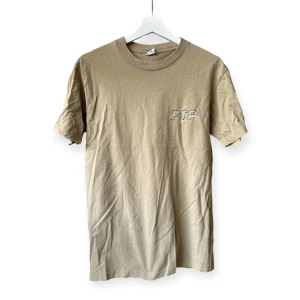 FTP SCRIPT LOGO TEE - storlek M, trycket har lite skada, se bild 3