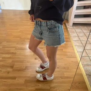 Shorts - Superfina low waist shorts från Gina ❤️