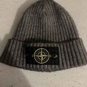 Stone island mössa - Säljer mina stone island mössa på grund av att den inte används längre, den är i fint skick, kan gå ner lite j pris vid snabb affär 