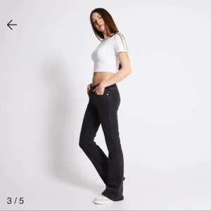 Svarta low waist bootcutjeans - Helt oanvända med prislapp kvar 