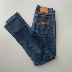Nudie Jeans Slim - Fina slim fit Nudie Jeans i bra skick, 8/10. Knappt använda. Storlek w28 l32. Skriv för fler bilder eller vid funderingar 🙌😁