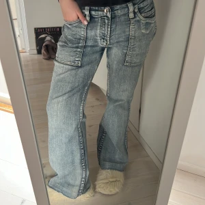 Jeans - Aaaaas snygga lågmidajde jeans🍒⭐️🎀 jag är 165cm! midjemått om man mäter rakt över: 40cm, Innerbenslängd: 77cm