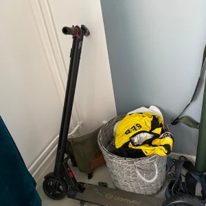 Elscoter - Den funkar bra men har ingen laddare till den men tror det kostar 200ksk