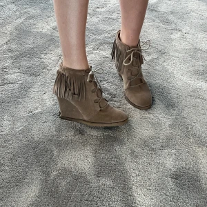 Så coola beiga klackar - Snyggaste beiga klackarna med fransar! Ger lite Isabel Marant Vibe! Kom privat för mer info, fler bilder eller mått! Pris kan såklart diskuteras!🩷