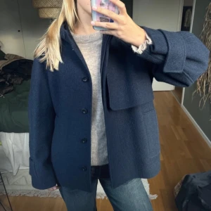 Cos kappa - Marinblå kappa från cos med luva, använd 1 vinter och funkar perfekt som vinterjacka! Pris kan diskuteras🥰lånade bilder
