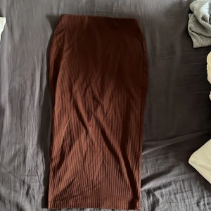 Brun kjol med slits - Storlek XXS Använd fåtal gånger 