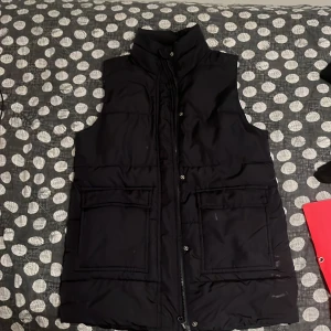 157 Väst - Modellen e gjord för att vara lite står (S-M)